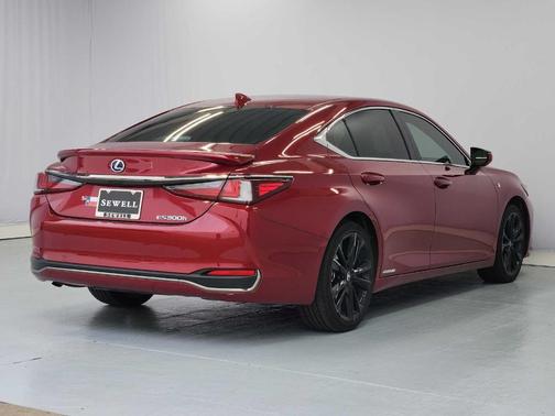 Matador Red Mica 2022 Lexus ES 300h F SPORT