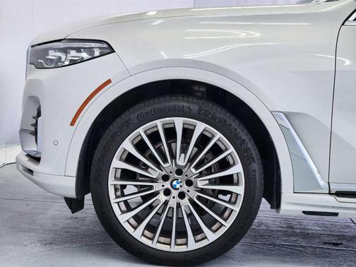 Mineral White Metallic 2022 BMW X7 xDrive40i