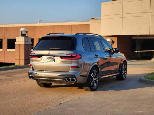2025 BMW X7 M60i