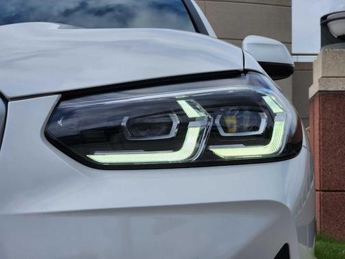 Mineral White Metallic 2023 BMW X4 xDrive30i
