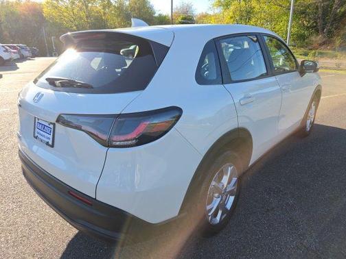 Platinum White Pearl 2025 Honda HR-V LX