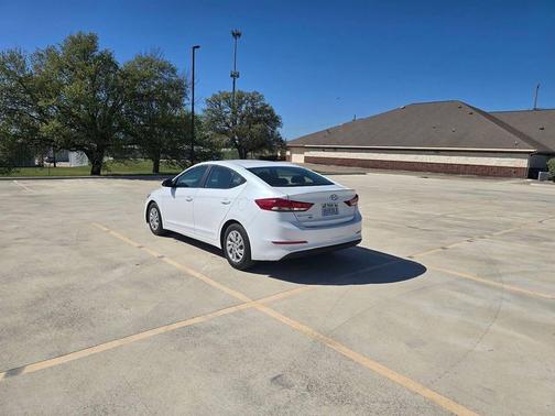 2018 Hyundai ELANTRA SE