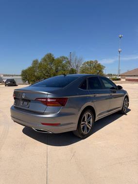 Platinum Gray Metallic 2019 Volkswagen Jetta 1.4T R-Line