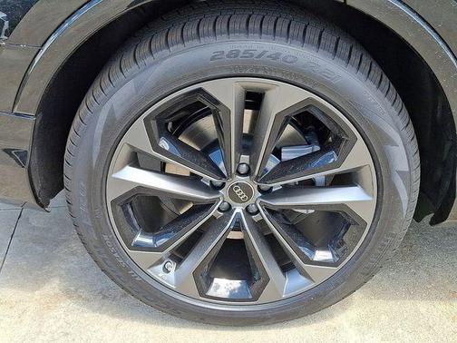 Mythos Black Metallic 2026 Audi Q7 55