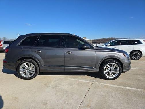 2023 Audi Q7 45 Premium Plus