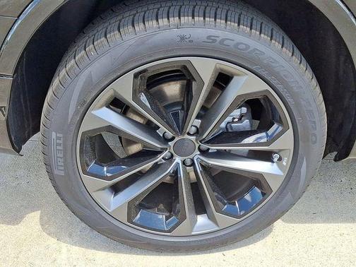Mythos Black Metallic 2026 Audi Q7 55 Premium Plus