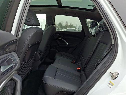 Glacier White Metallic 2026 Audi Q5 PLUS