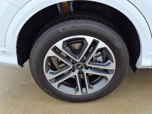 Glacier White Metallic 2026 Audi Q5 PLUS