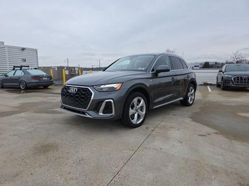 Daytona Gray Pearl Effect 2022 Audi Q5 45 S line quattro Premium