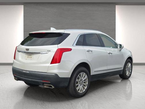 Crystal White Tri-Coat 2017 Cadillac XT5 Base