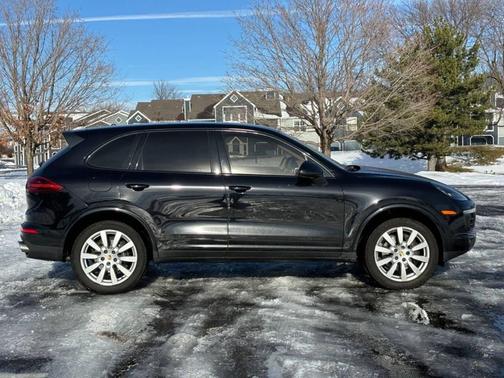 2017 Porsche Cayenne Platinum Edition