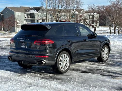 2017 Porsche Cayenne Platinum Edition