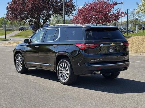 Mosaic Black Metallic 2023 Chevrolet Traverse Premier