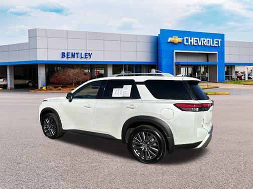 2025 Nissan Pathfinder SL