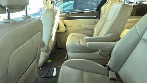 2010 Volkswagen Routan SE