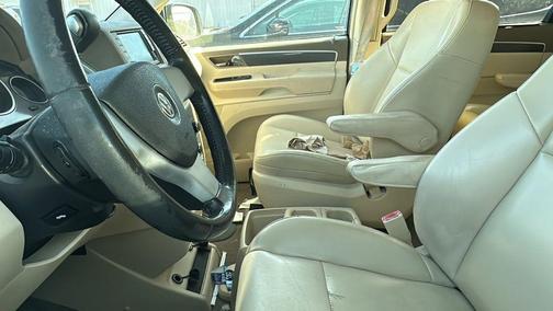 2010 Volkswagen Routan SE