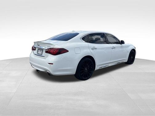 2015 INFINITI Q70L 5.6X