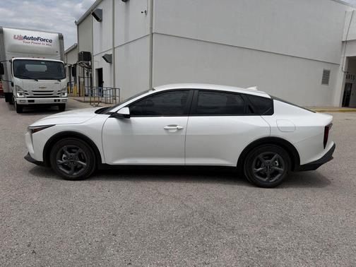 Snow White Pearl 2026 Kia K4 LXS
