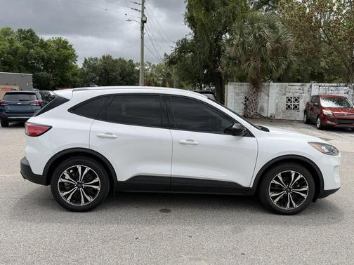 Oxford White 2022 Ford Escape SE