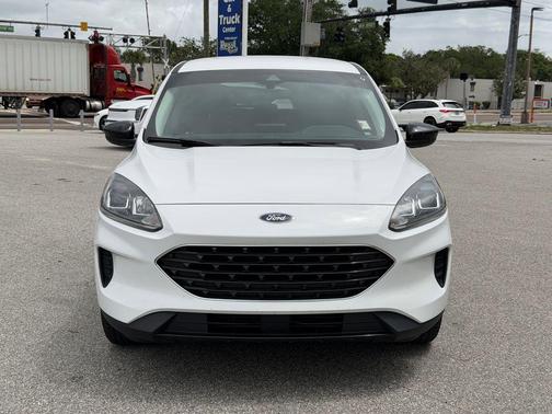 Oxford White 2022 Ford Escape SE