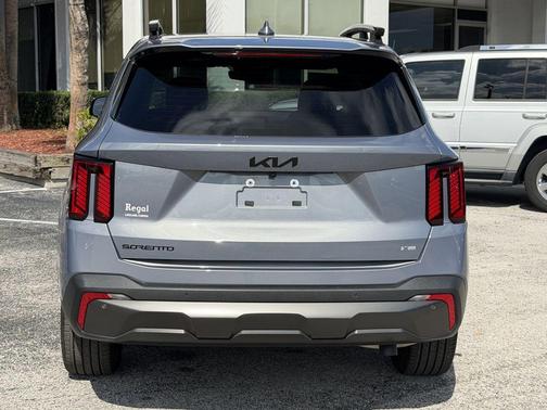 Everlasting Silver 2025 Kia Sorento SX