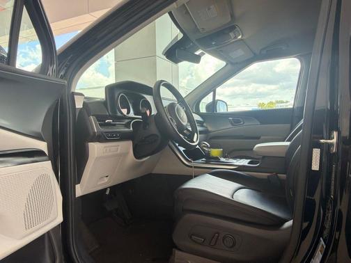Aurora Black Pearl 2024 Kia Carnival LX