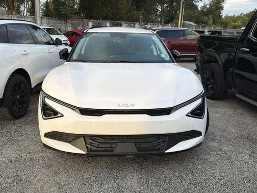 Glacier White Pearl 2025 Kia EV6 Light