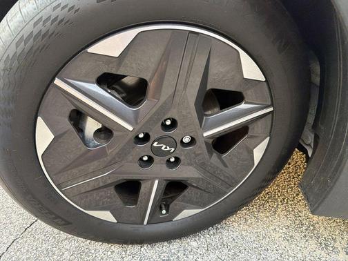 Glacier White Pearl 2025 Kia EV6 Light