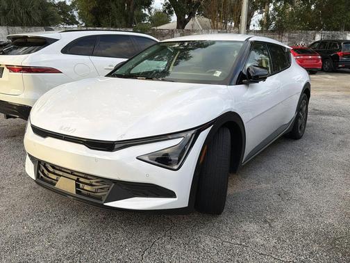 Glacier White Pearl 2025 Kia EV6 Light