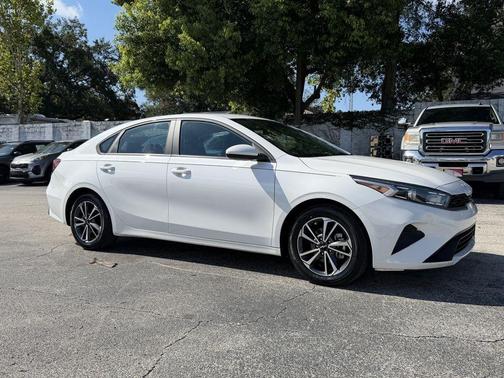 Snow White Pearl 2023 Kia Forte LXS
