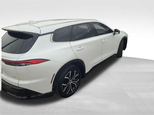 2025 Toyota Crown Signia XLE