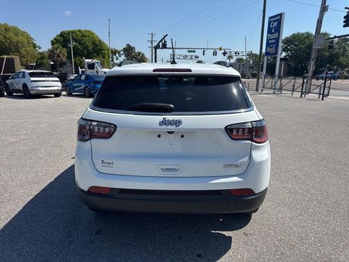 Bright White Clearcoat 2022 Jeep Compass Latitude