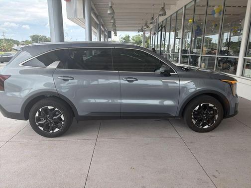 Everlasting Silver 2025 Kia Sorento S