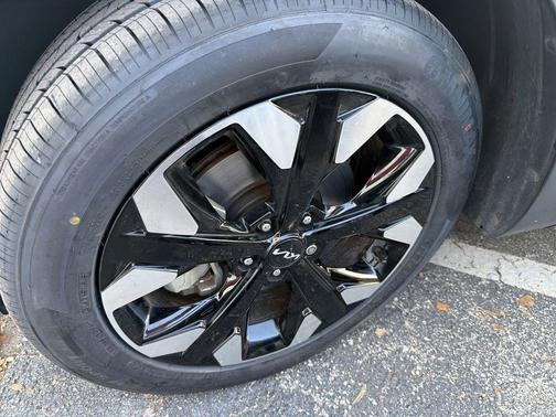 Glacial White Pearl 2023 Kia Sportage X-Line