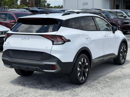 Glacial White Pearl 2023 Kia Sportage X-Line