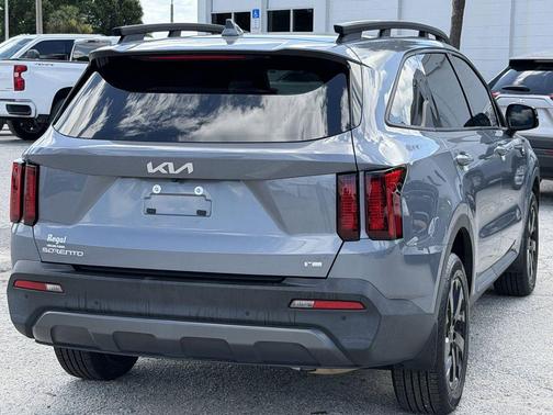 Everlasting Silver 2023 Kia Sorento X-Line S