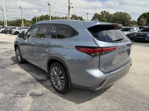 Moon Dust 2022 Toyota Highlander Hybrid Platinum