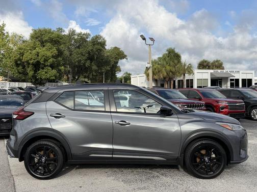 Gun Metallic 2024 Nissan Kicks SR