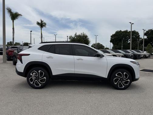 Summit White 2026 Chevrolet Trax 2RS