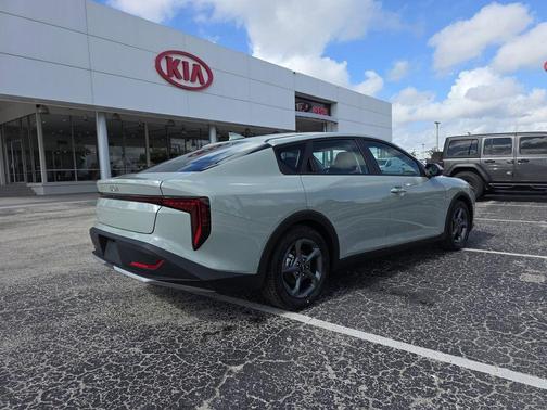 2025 Kia K4 LXS