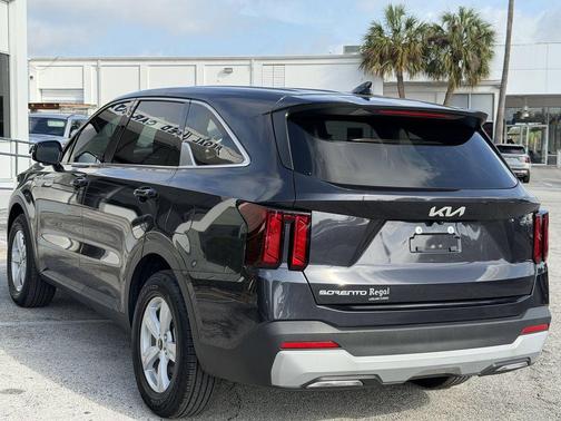 Metal 2025 Kia Sorento LX