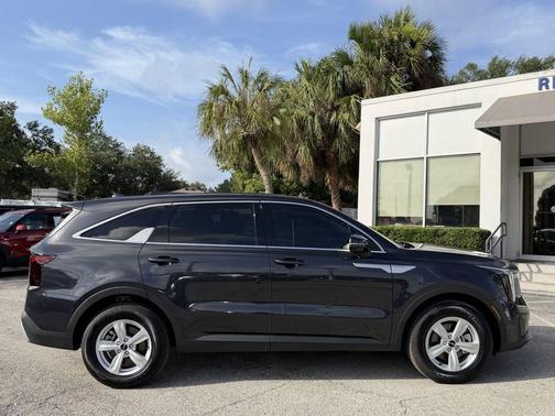 Metal 2025 Kia Sorento LX