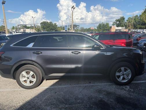 Metal 2025 Kia Sorento LX
