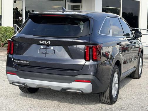 Metal 2025 Kia Sorento LX