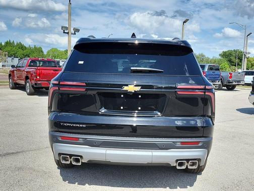 Mosaic Black Metallic 2026 Chevrolet Traverse LT