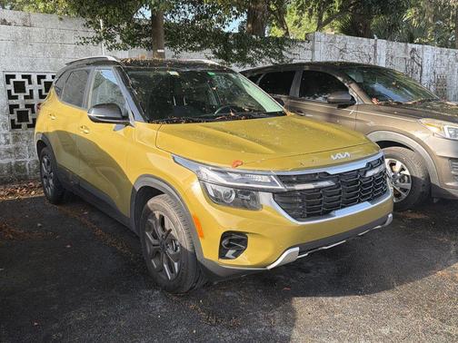 Green / Black 2024 Kia Seltos S