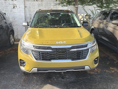 Green / Black 2024 Kia Seltos S