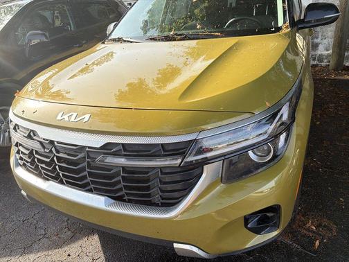 Green / Black 2024 Kia Seltos S