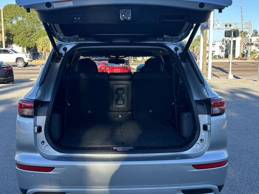 2023 Mitsubishi Outlander SE