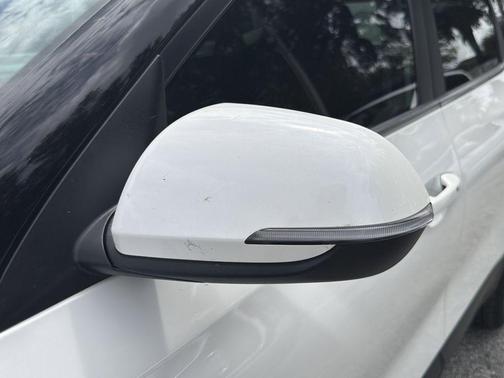 Snow White Pearl 2024 Kia Seltos S